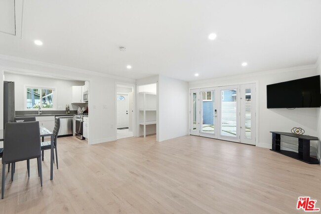 Building Photo - 15040 Hamlin St