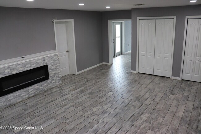 Building Photo - 491 Seacrest Ave