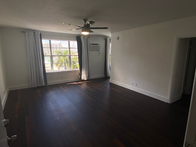 Living room (view from main door) - 600 N Birch Rd