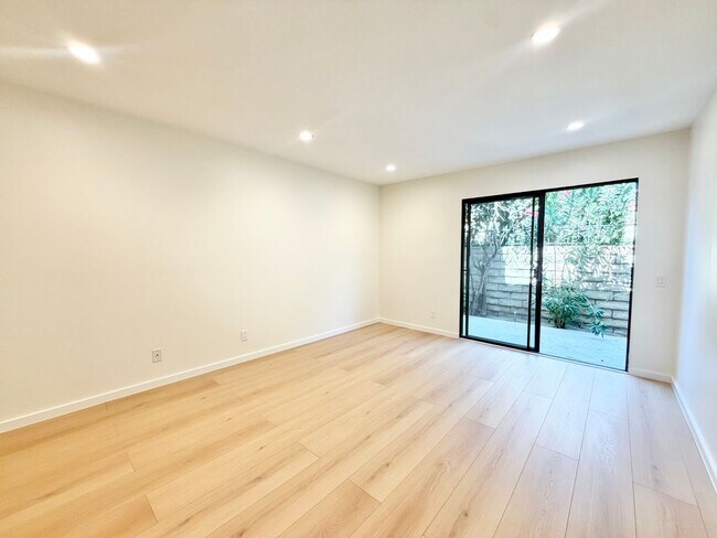 Building Photo - AVAILABLE NOW!! 1 Bedroom 1 Bathroom Condo in Palm Springs!