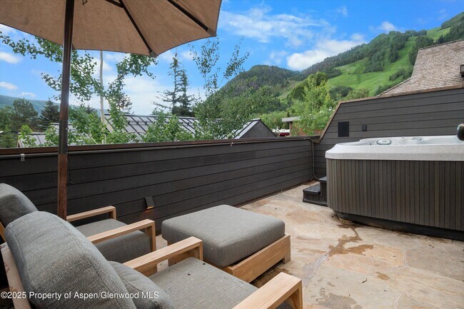 Building Photo - 304 S Garmisch St