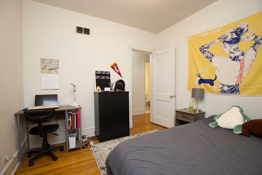 Building Photo - 6717 N Sheridan Rd