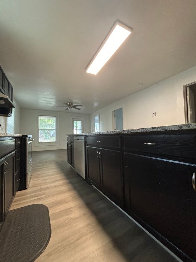 Building Photo - 3 bedroom 2 full bathroom home