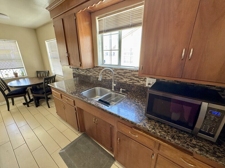Kitchen - 9548 Claymore St