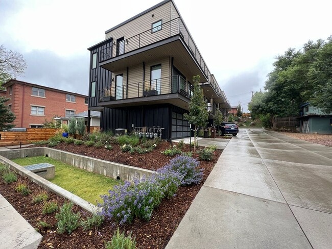 Building Photo - Modern 3 BD/2.5 BA, Superb Location, Internet/Cable and TVs Included! Available August 3rd!