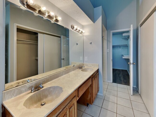 Building Photo - 1056 Twin Falls Dr