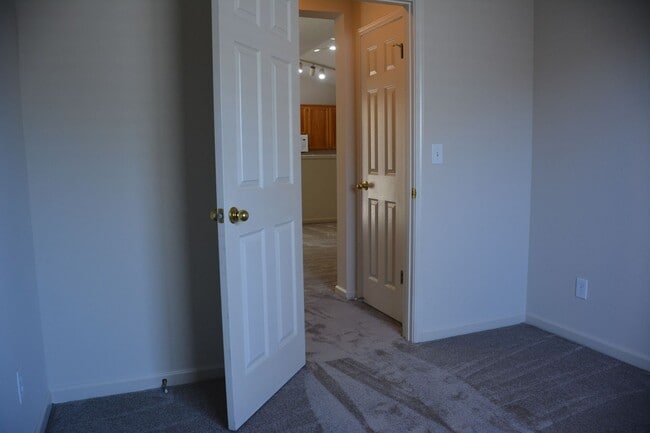 Building Photo - Sharp and clean Dallas Ranch area 4 bedroom, 2 bath home with 1,533 sq. ft