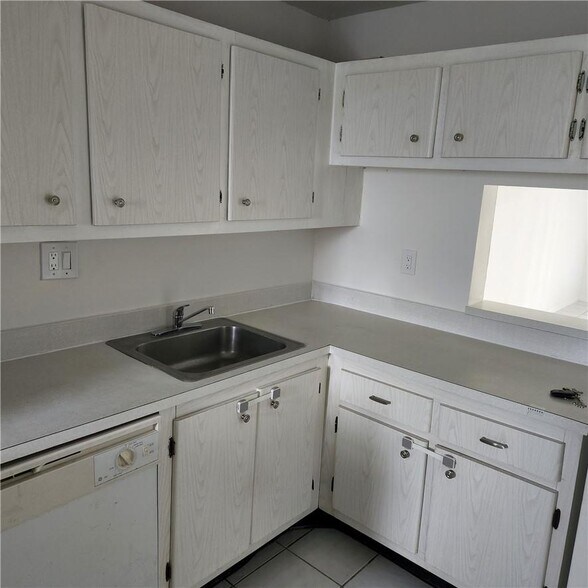 Building Photo - 8060 Colony Cir N