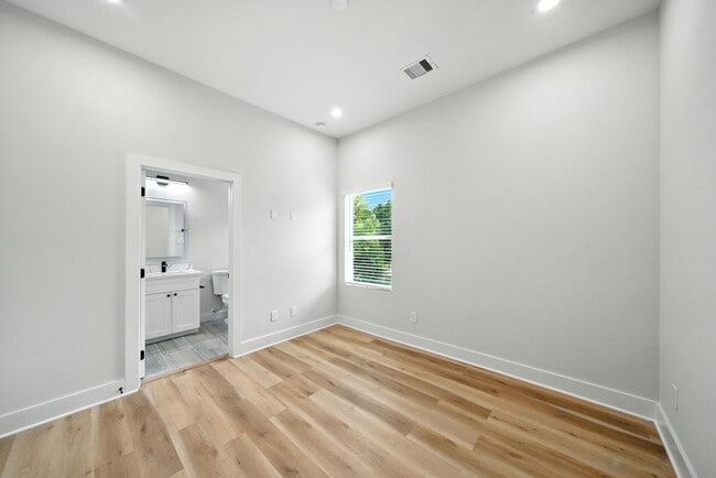 Building Photo - 2306 Hoskins Dr