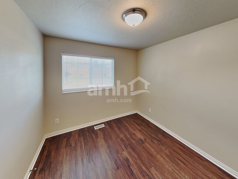 Building Photo - 2996 E 1530 S