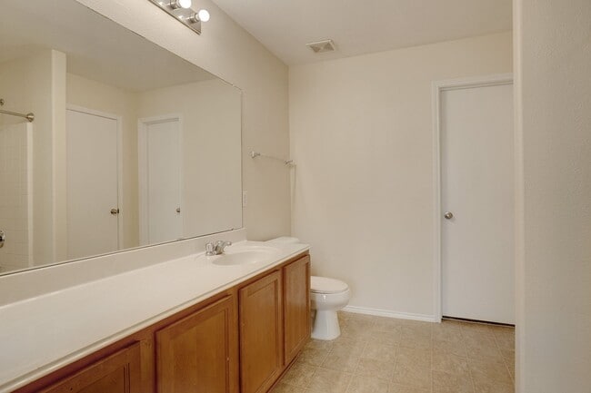 Building Photo - Spacious Duplex Townhome in Quiet Cul-de-Sac | Fresh Paint | 15-Month Lease