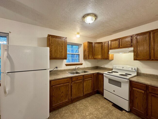 Building Photo - 3 Bedroom 1 Bath Home in Meadow Heights