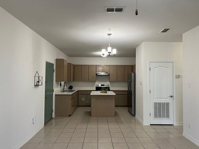 Building Photo - 1511 Don Camilo Blvd