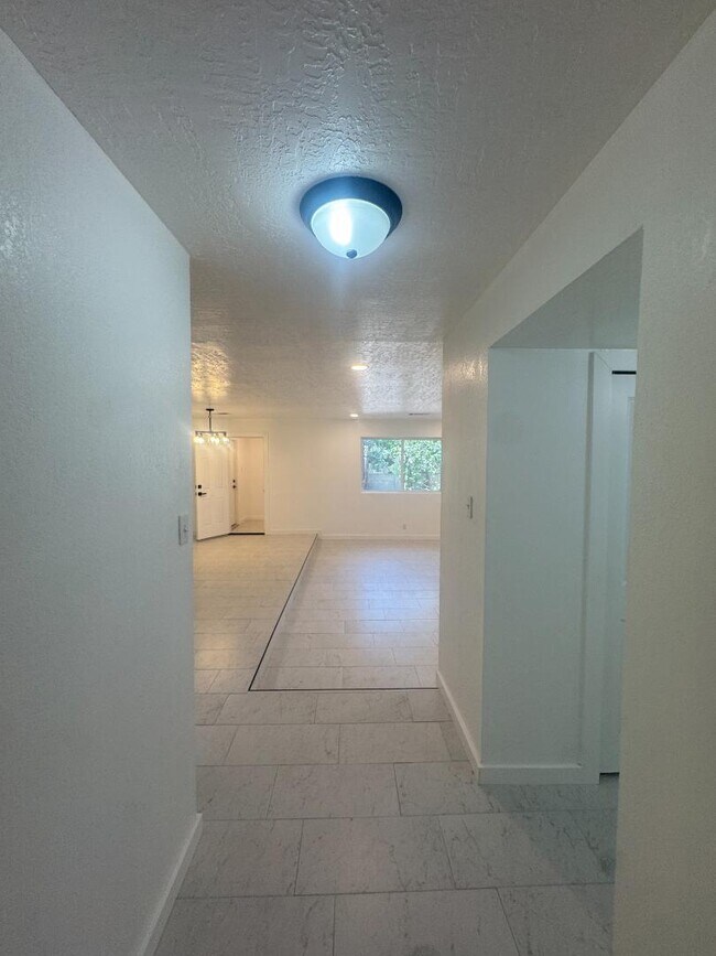 Building Photo - 11216 Baja Dr NE