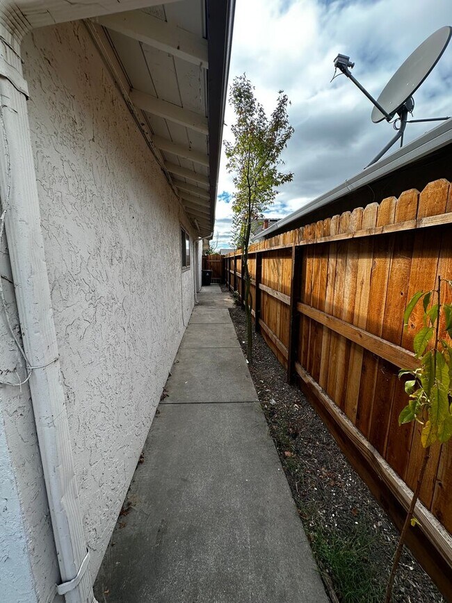 Building Photo - 5620 Brush Creek Dr