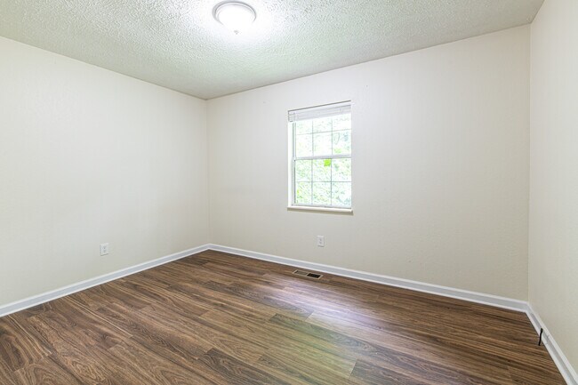 Building Photo - 320 Beechwood Dr