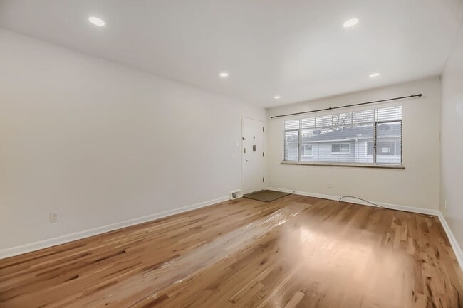Building Photo - Cozy 2 bed/1 bath near Wash Park! Available NOW!