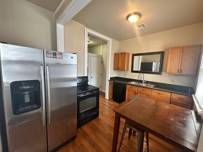 Building Photo - 750 S Jenkins Ave