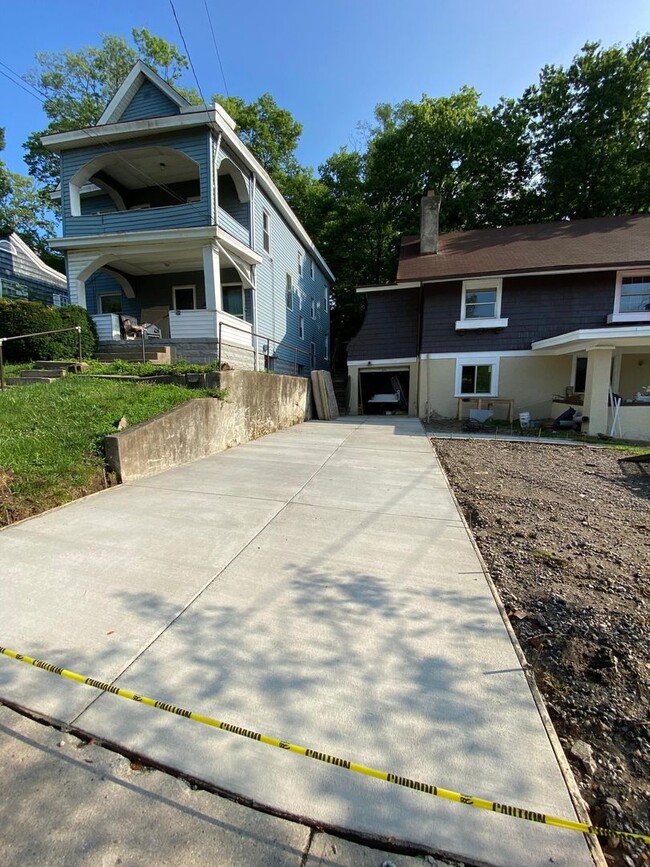 Building Photo - 5 Bedroom House Located In Clifton Near UC...