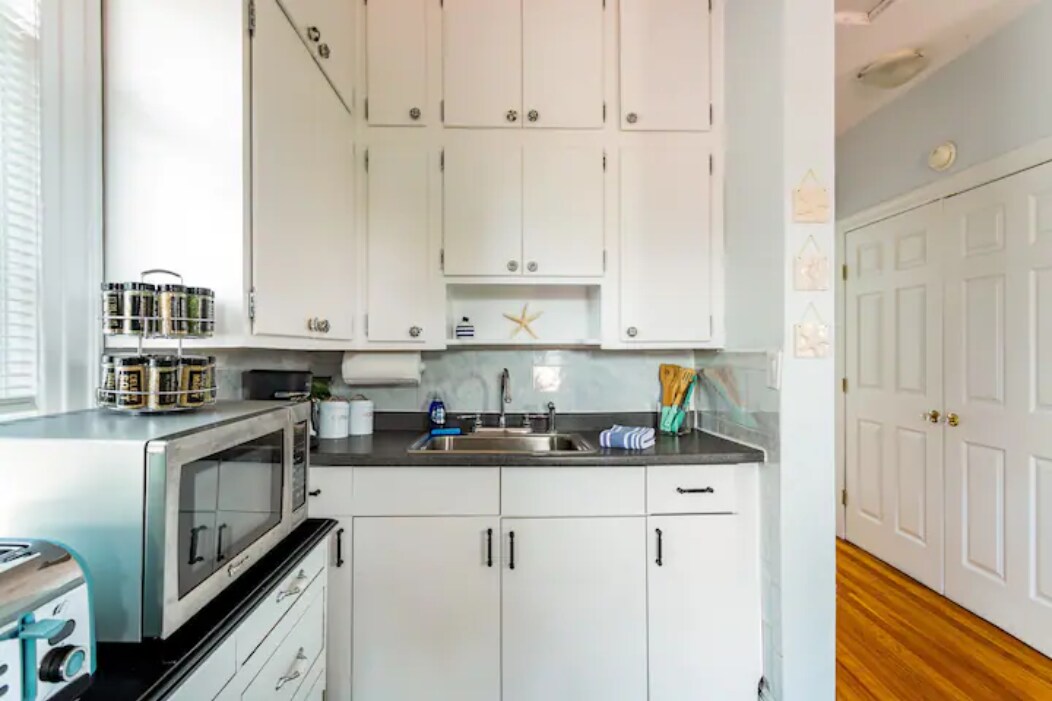 Building Photo - 28 Walnut E St