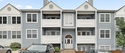 Building Photo - Commuter's dream, modern living