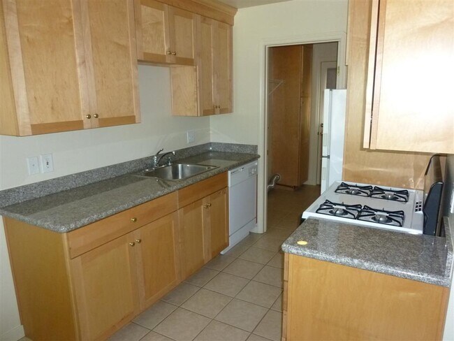 Building Photo - DOWNTOWN PLEASNTON Home with WASHER AND DRYER - 1 CAR GARAGE