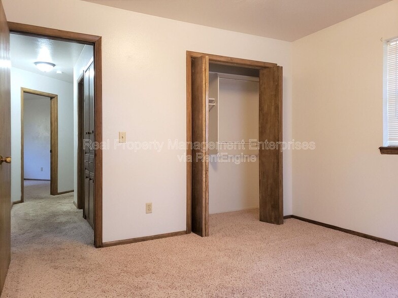 Building Photo - 301 S Ranchwood Manor Dr