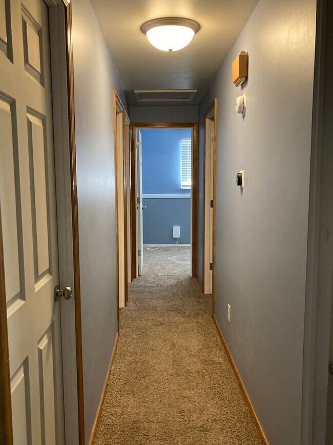 Building Photo - 3 Bedroom, 1 Bath Ranch Home w/Attached 1 ...