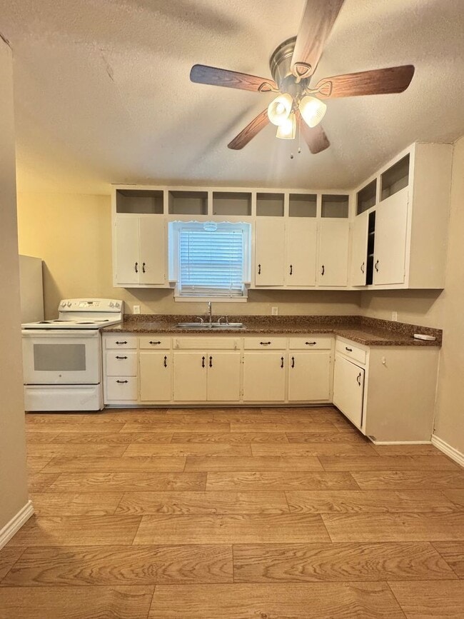 Building Photo - NOW AVAILABLE - 3 Bedroom Home!!