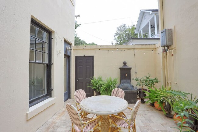 Building Photo - 916 Howard St