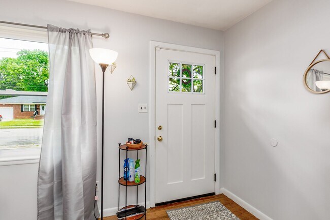 Building Photo - Charming 3-Bedroom Coastal Home in the Hea...