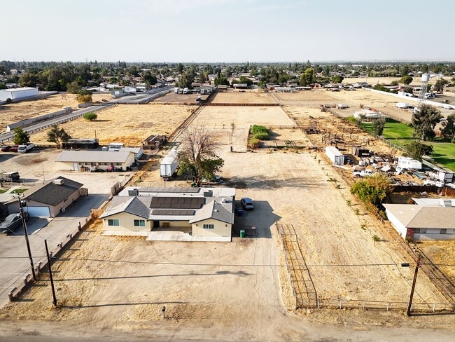 Building Photo - FOR RENT Fully Remodeled 4 Bed / 3 Bath Ho...