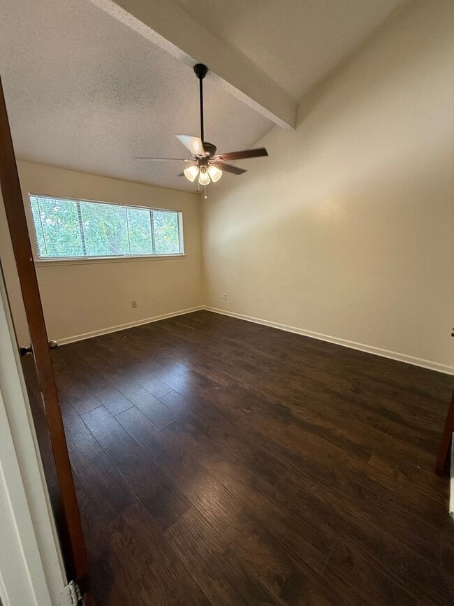Building Photo - 3BD 2BA TOWNHOME
