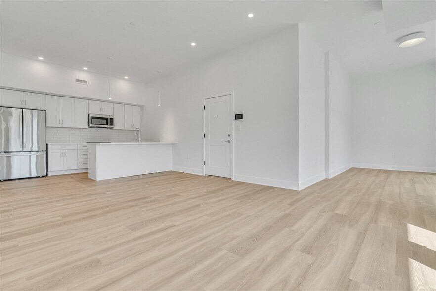 Building Photo - 55 Linden St
