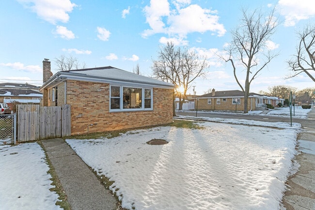 Building Photo - 3457 Main St