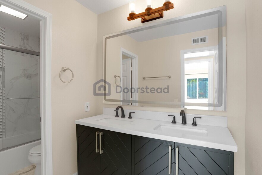 Building Photo - 2317 Eastbluff Dr