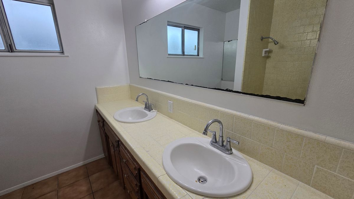 Building Photo - 4184 N Briarwood Ave