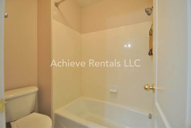 Building Photo - Charming End-Unit Townhome | Prime Location Near Parks, Shops & Dining