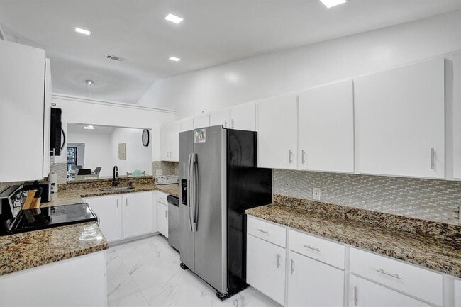 Building Photo - 5434 SW 25th Ave