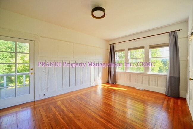 Building Photo - Classic, Modern and Private Home with Fres...