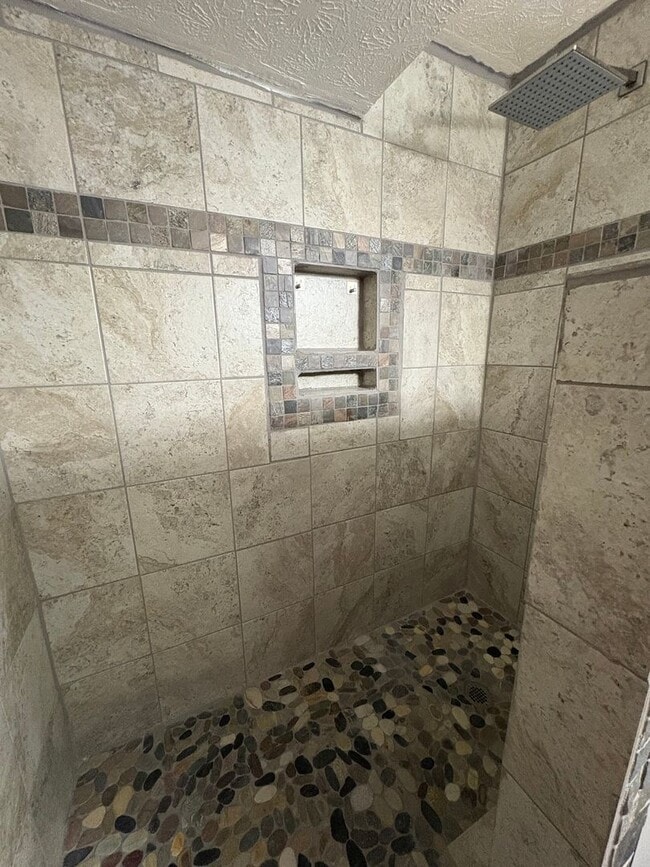 Building Photo - Beautiful Tri-level Home in Centerville