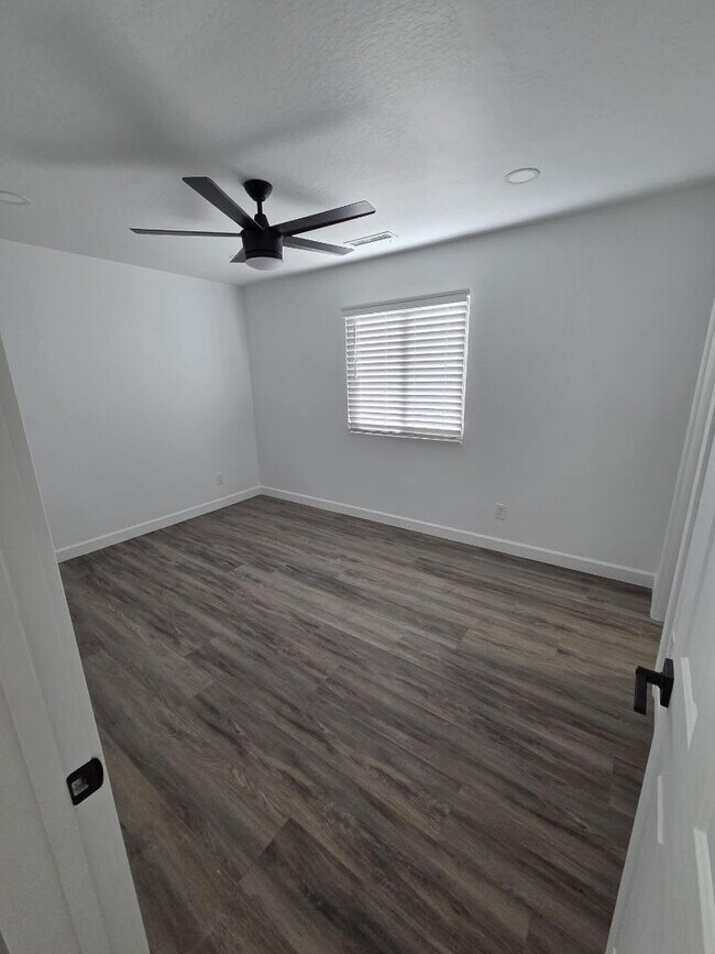 Building Photo - 5143 N Desert Ln