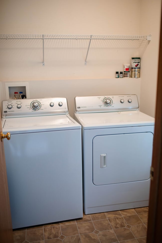 Building Photo - 5502 Poolbeg St