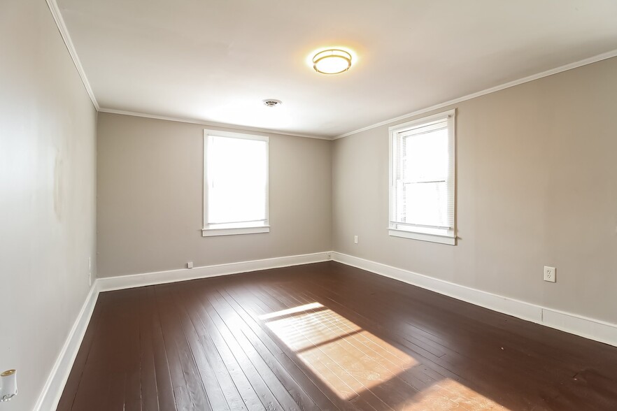 Building Photo - 202 Oak St