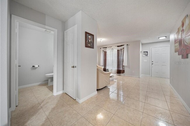 Building Photo - 3304 Amberley Park Cir