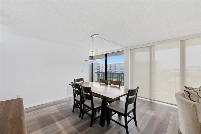 Building Photo - 400 Island Way