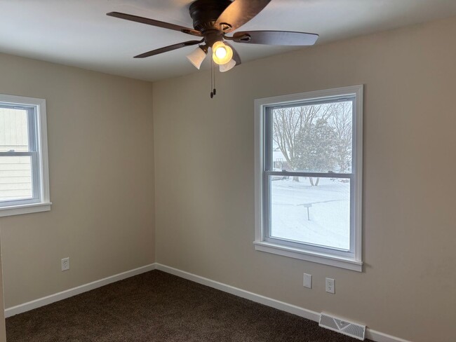 Building Photo - 3 Bedroom, 2 Bath Single Family Home in Clinton, IA