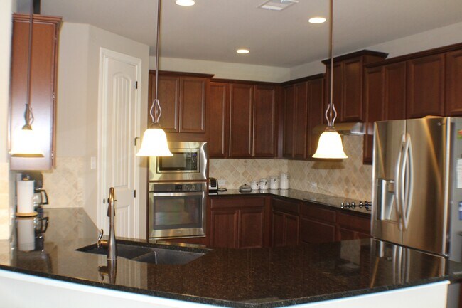 Building Photo - Beautiful spacious rental with fabulous up...