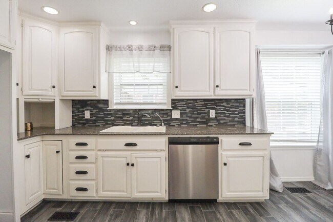Building Photo - 3 Bed | 2 Bath | South Tulsa