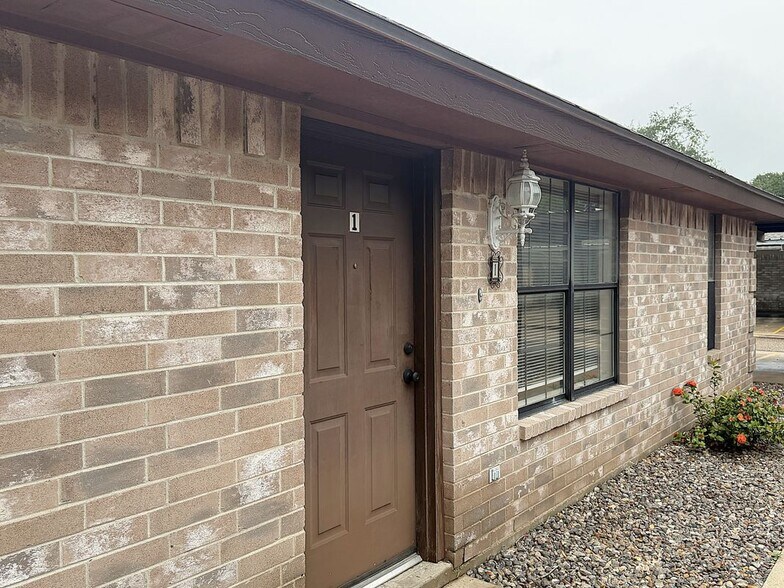 Building Photo - 716 Mynah Ave